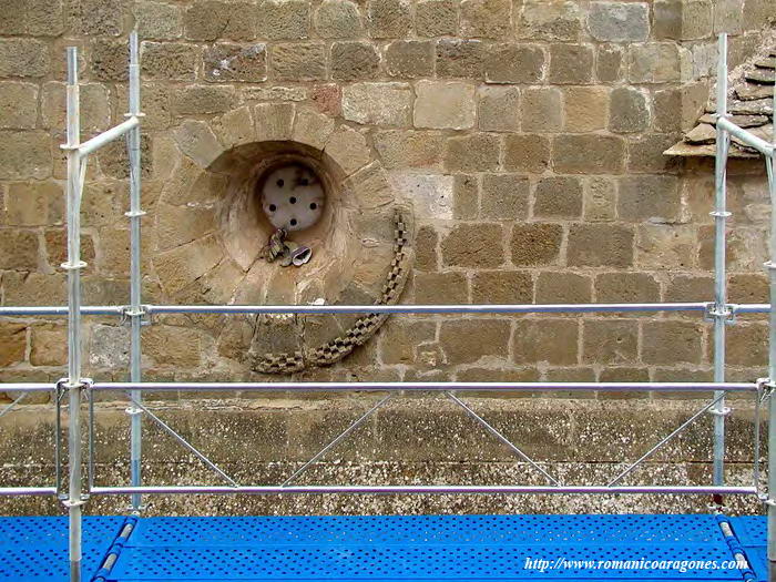 EXTERIOR DE UN ÓCULO DEL ÁBSIDE DE LA IGLESIA DE SAN PEDRO. ANDAMIOS